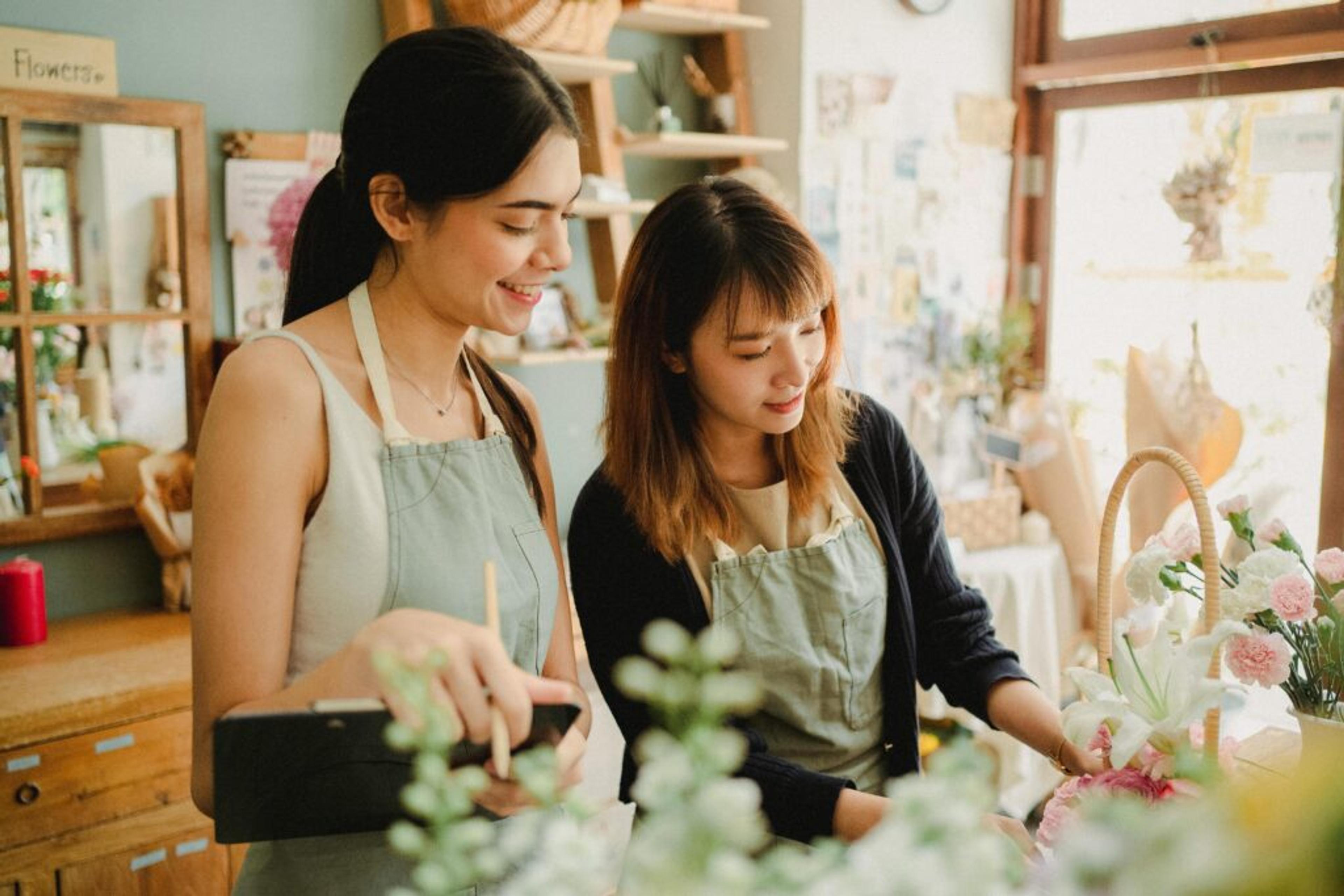 mujeres en florería capacitándose para ser promotoras de ventas