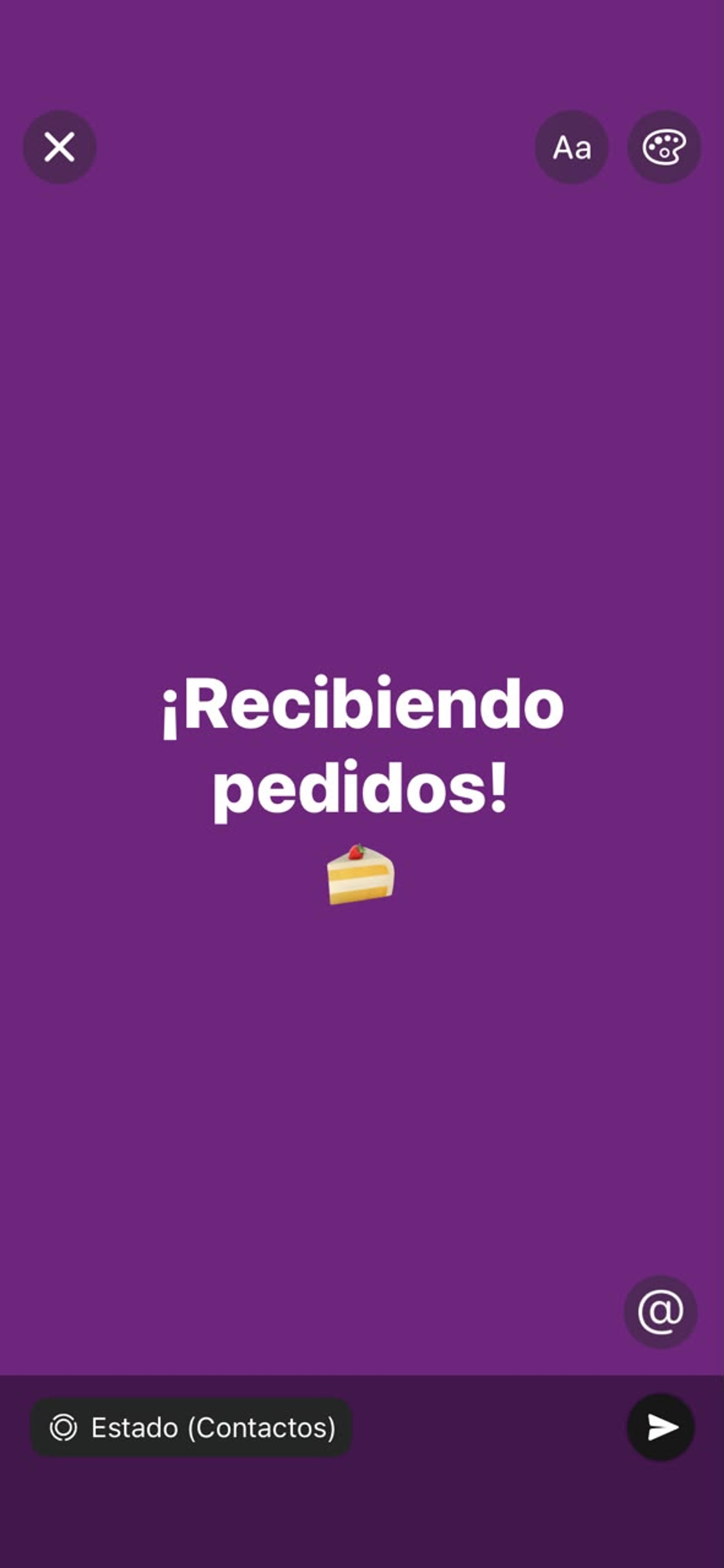 Pantalla de WhatsApp Business para crear un estado de texto con opciones de fondo y tipografía