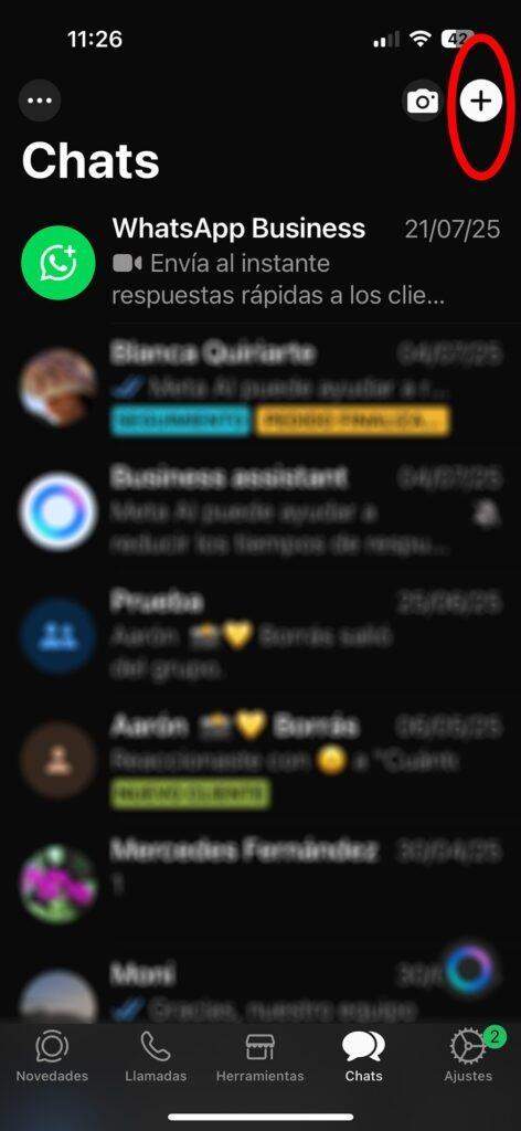 Captura de pantalla de la app WhatsApp Business mostrando el primer paso para enviar mensajes masivos creando listas de difusión: tocar símbolo de más en la esquina superior derecha