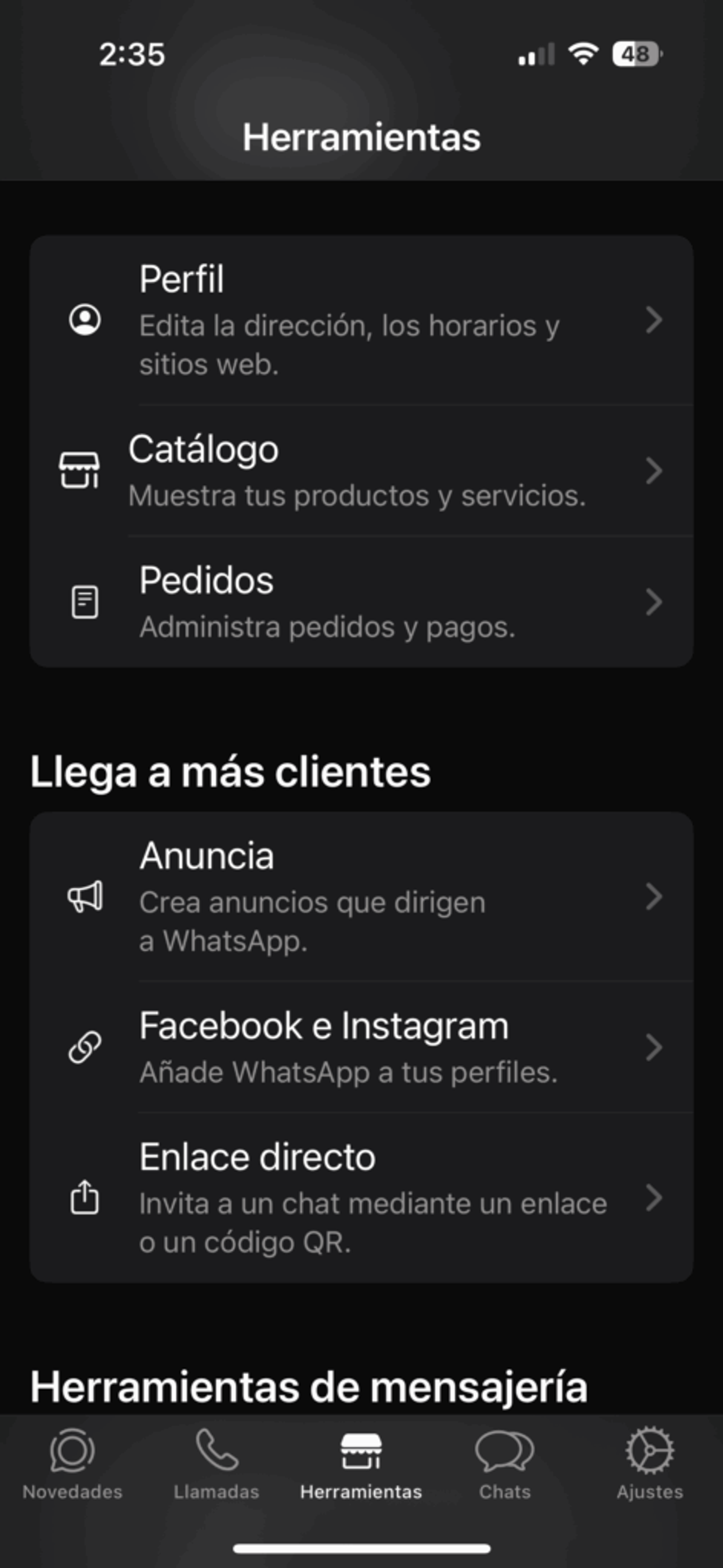 Menú de Herramientas para la empresa en WhatsApp Business con las opciones Perfil, Catálogo y Pedidos, mostrando dónde tocar para crear un catálogo de productos.
