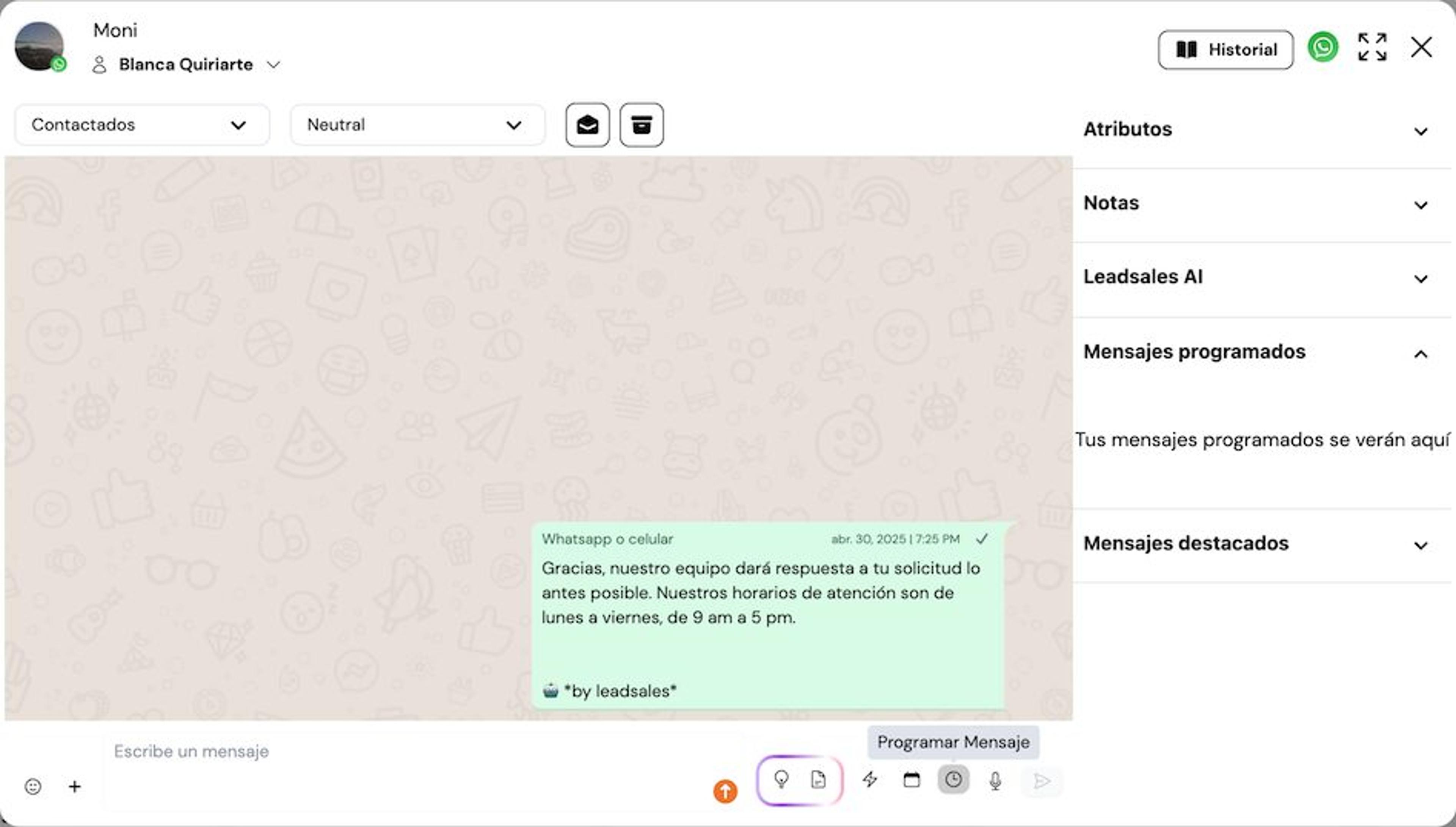 Conversación de WhatsApp abierta en Leadsales, con la barra de herramientas del chat mostrando el tooltip 'Programar Mensaje' sobre el ícono de reloj y el panel 'Mensajes programados' vacío en la barra lateral derecha.