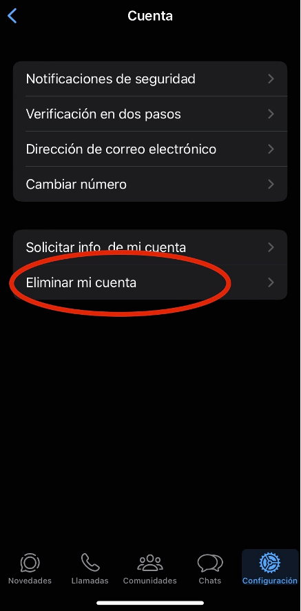 Captura de pantalla de la configuración de WhatsApp, mostrando la opción "Eliminar mi cuenta" resaltada.