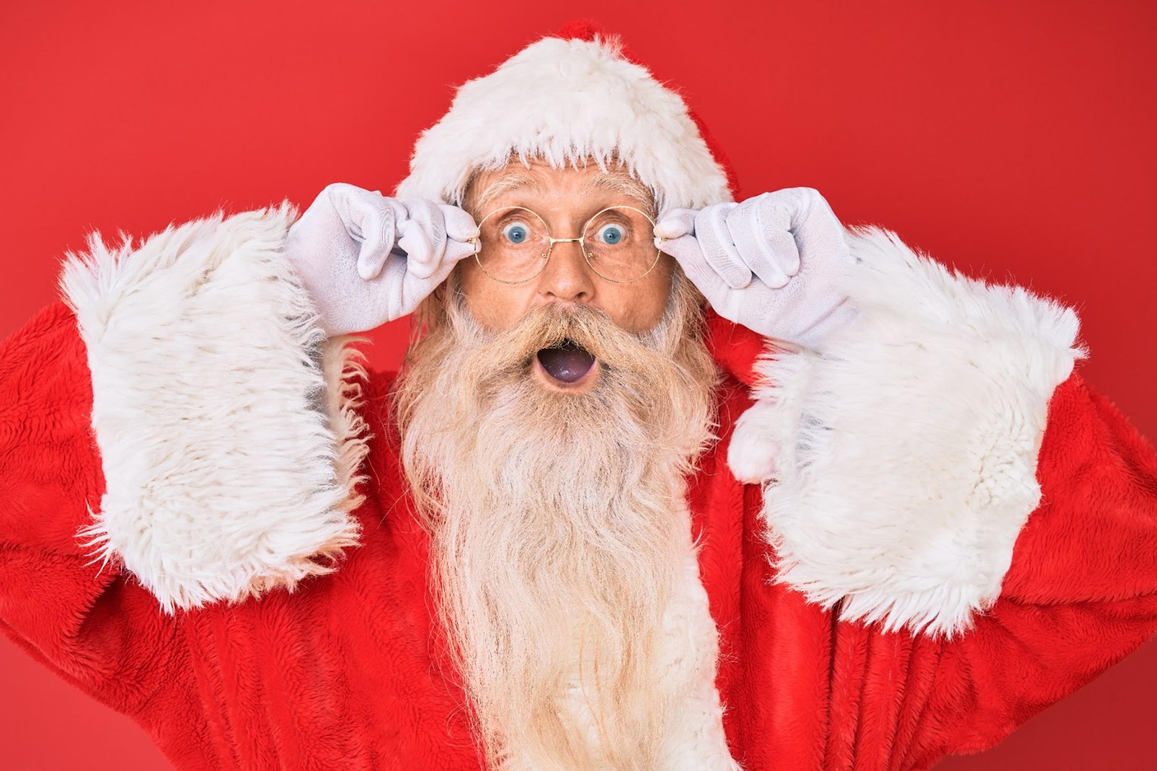 santa claus tomándose los lentes y abriendo la boca sorprendido