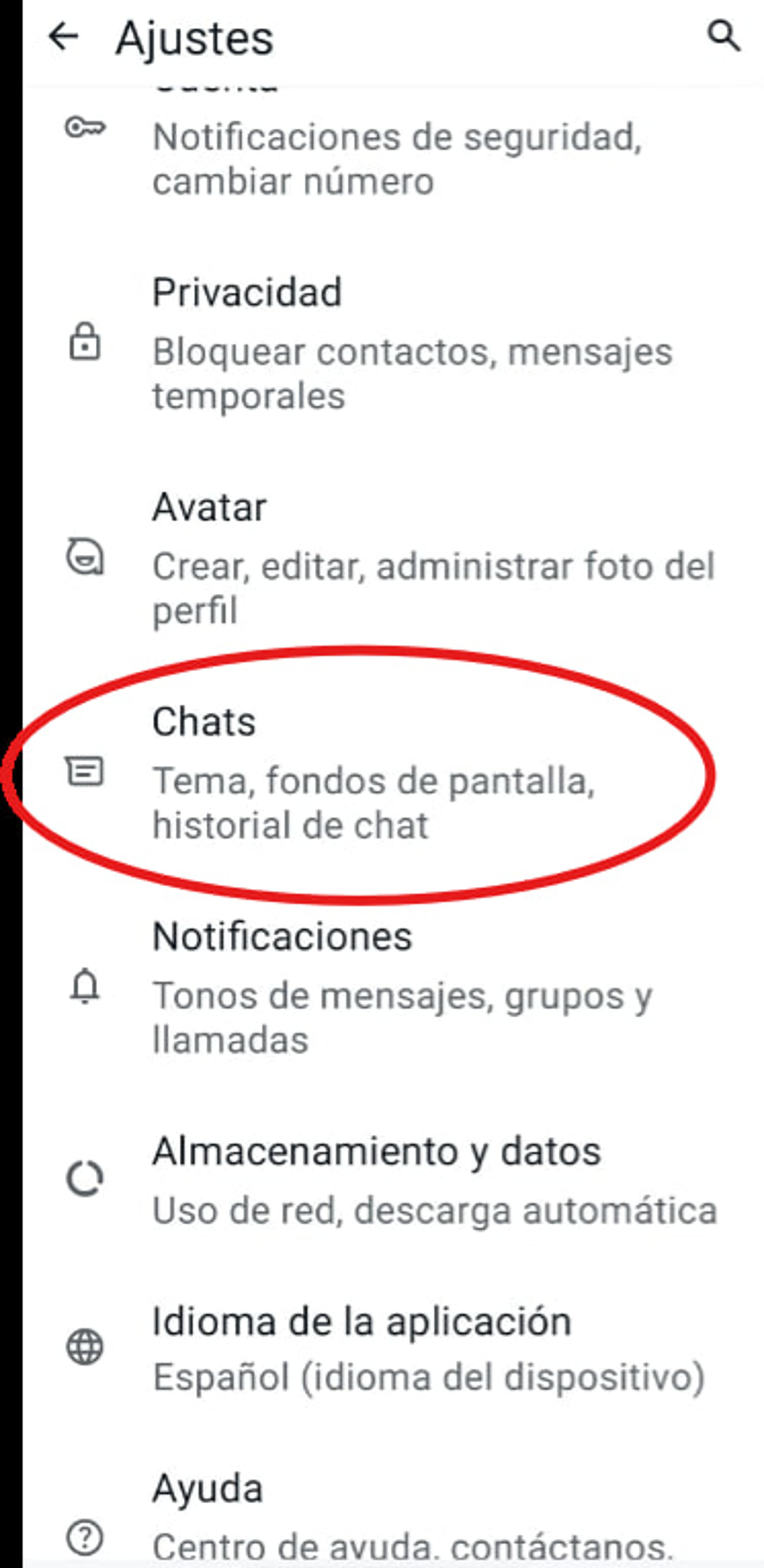 Pantalla de Ajustes de WhatsApp Android con la opción Chats resaltada, mostrando tema, fondos y historial de chat