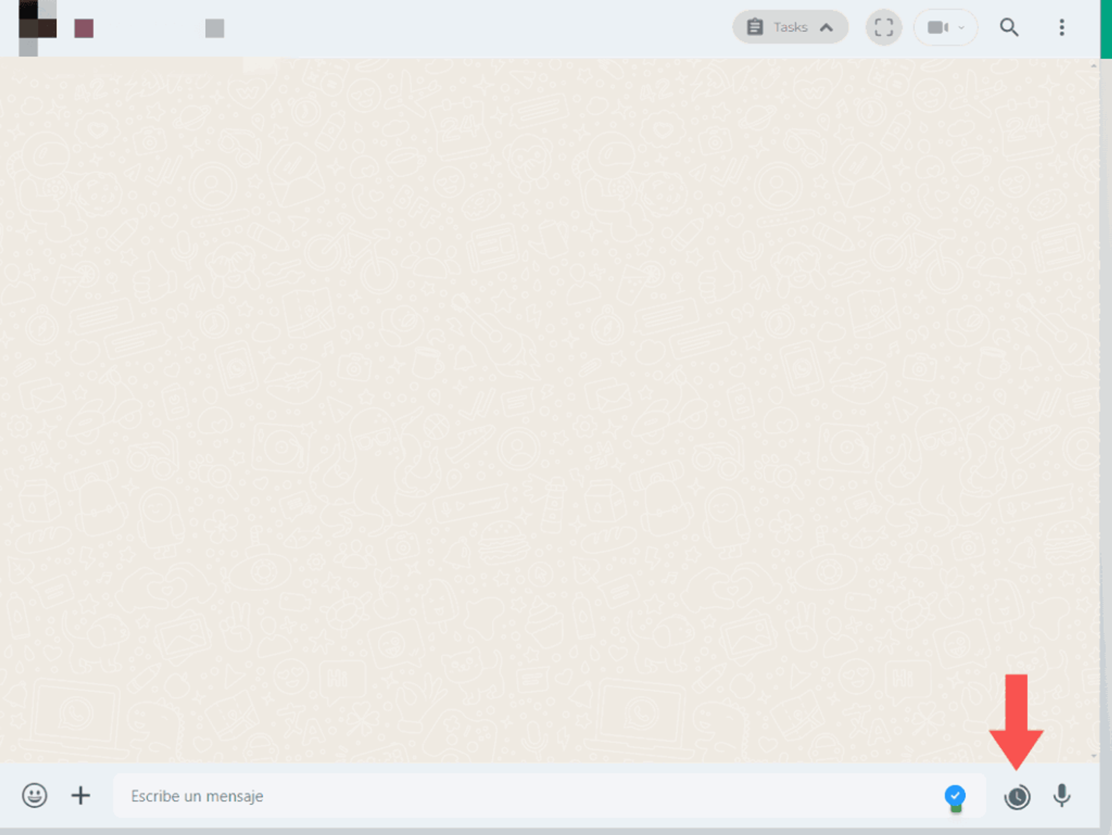 Chat de WhatsApp Web con flecha que señala el ícono de reloj de Blueticks junto al cuadro de texto para programar mensajes.