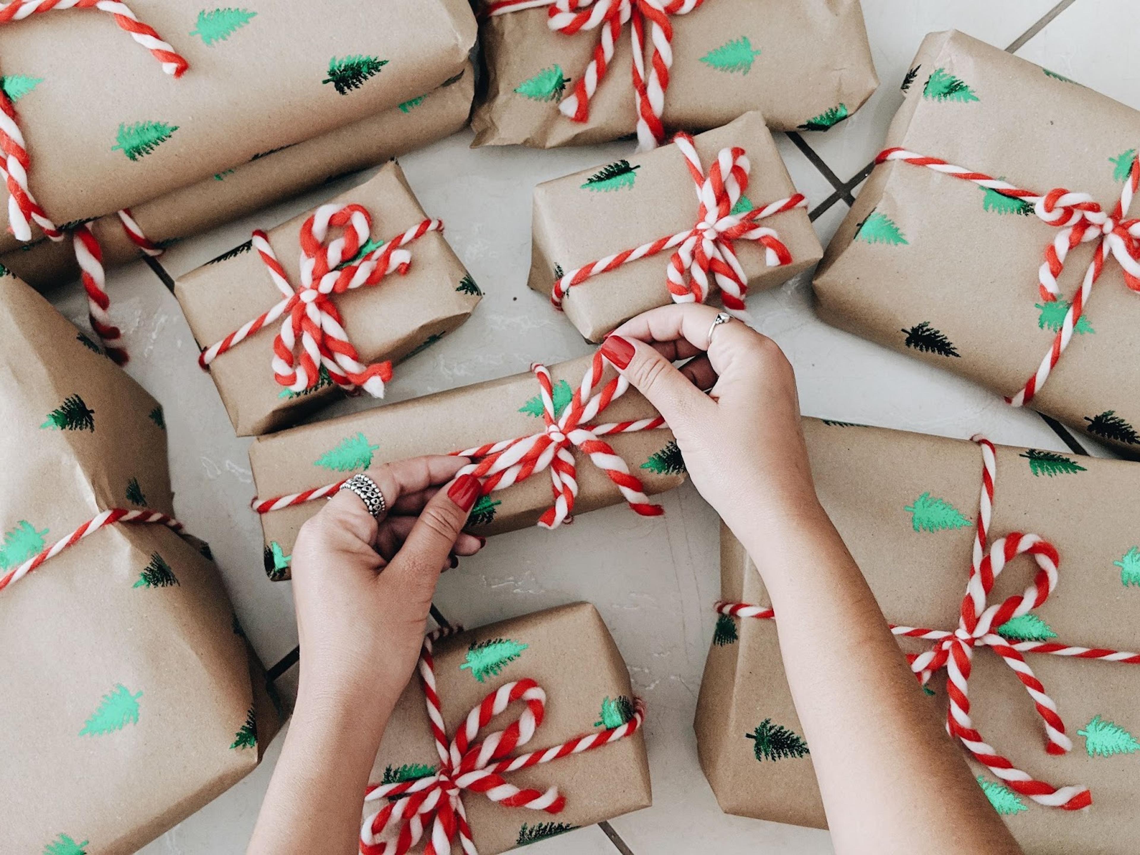 Manos de mujer abriendo un regalo navideño