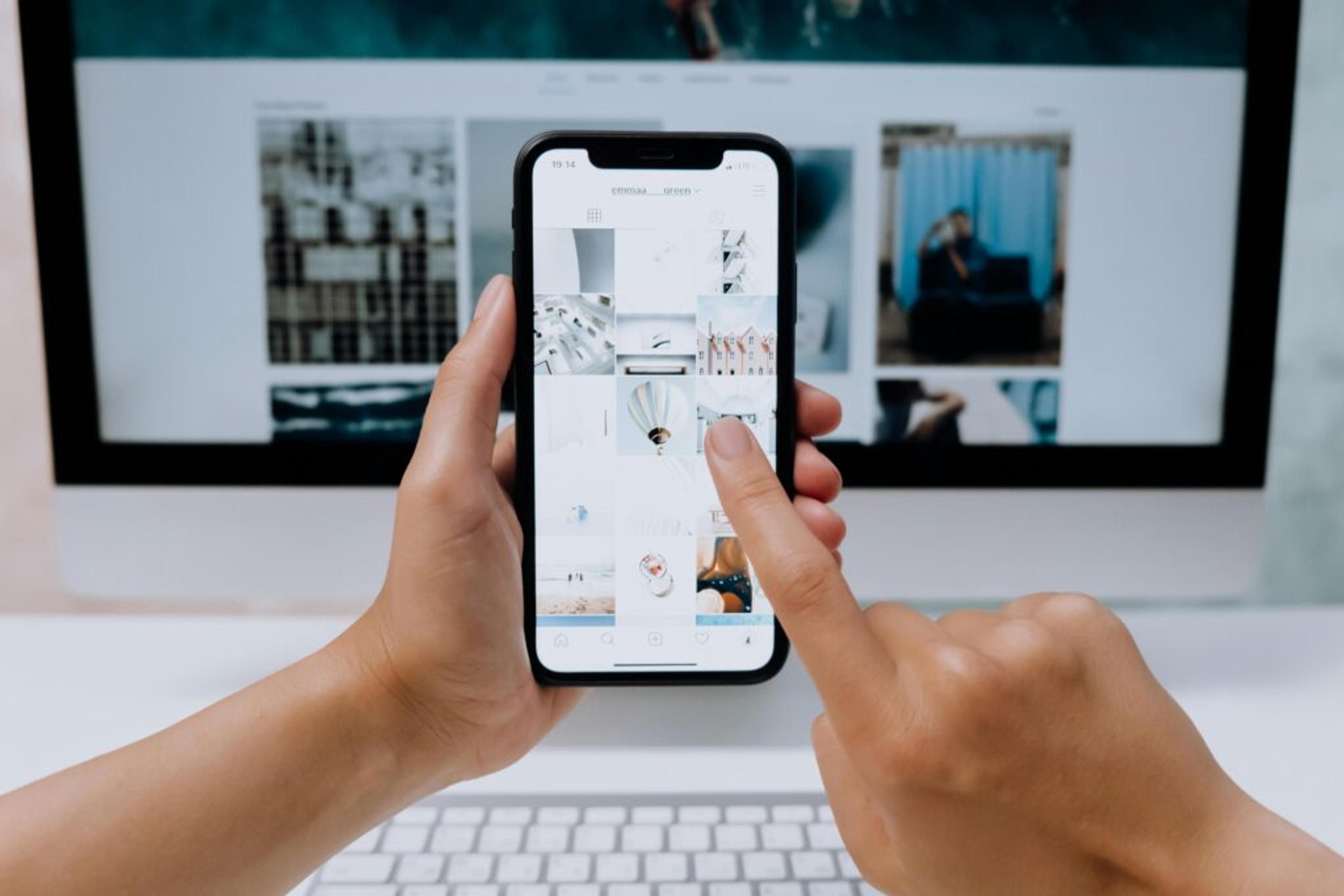 Manos sosteniendo smartphone mientras elige una opción de compra