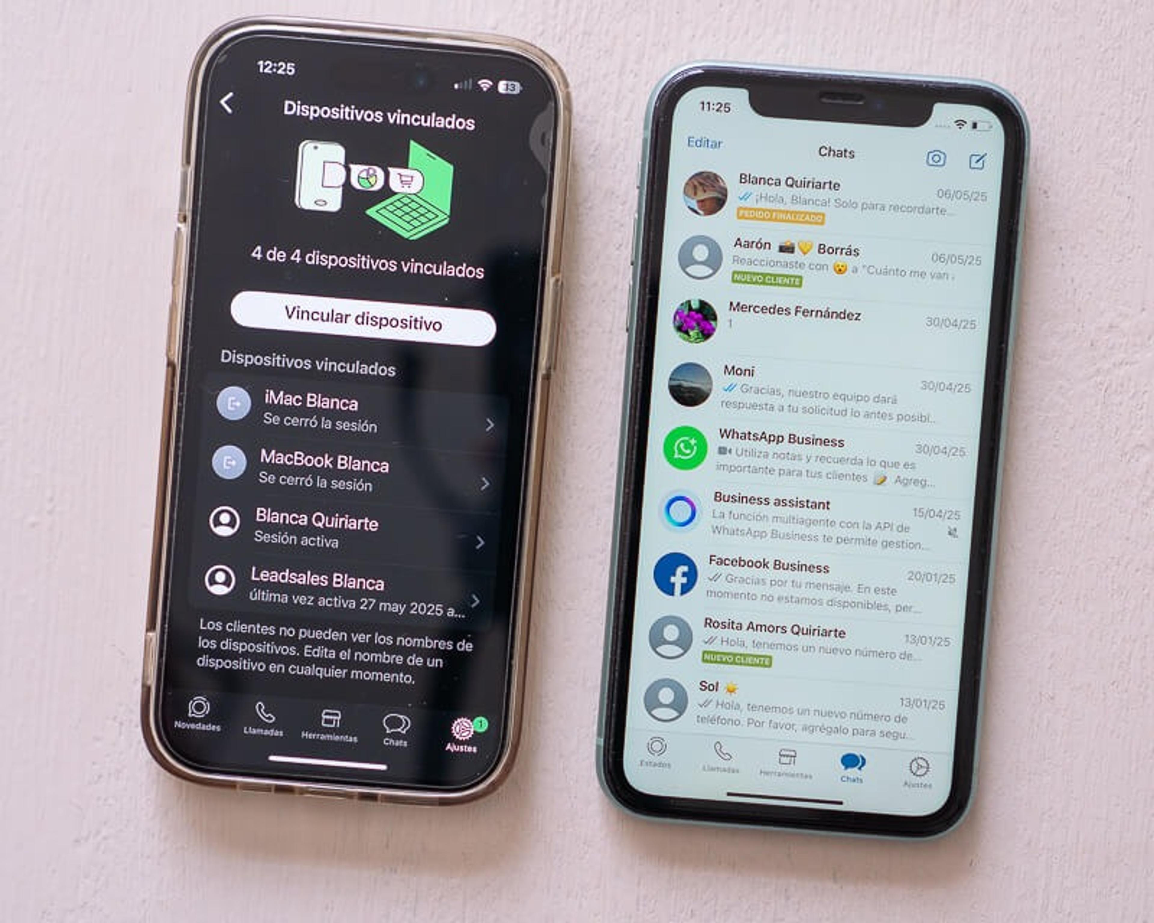 Pantalla de WhatsApp Business mostrando "Dispositivos vinculados" con 4 de 4 dispositivos conectados (iMac Blanca, MacBook Blanca, Blanca Quiriarte e Leadsales Blanca) y botón "Vincular dispositivo" junto a pantalla de chats en iPhone mostrando conversaciones de clientes.