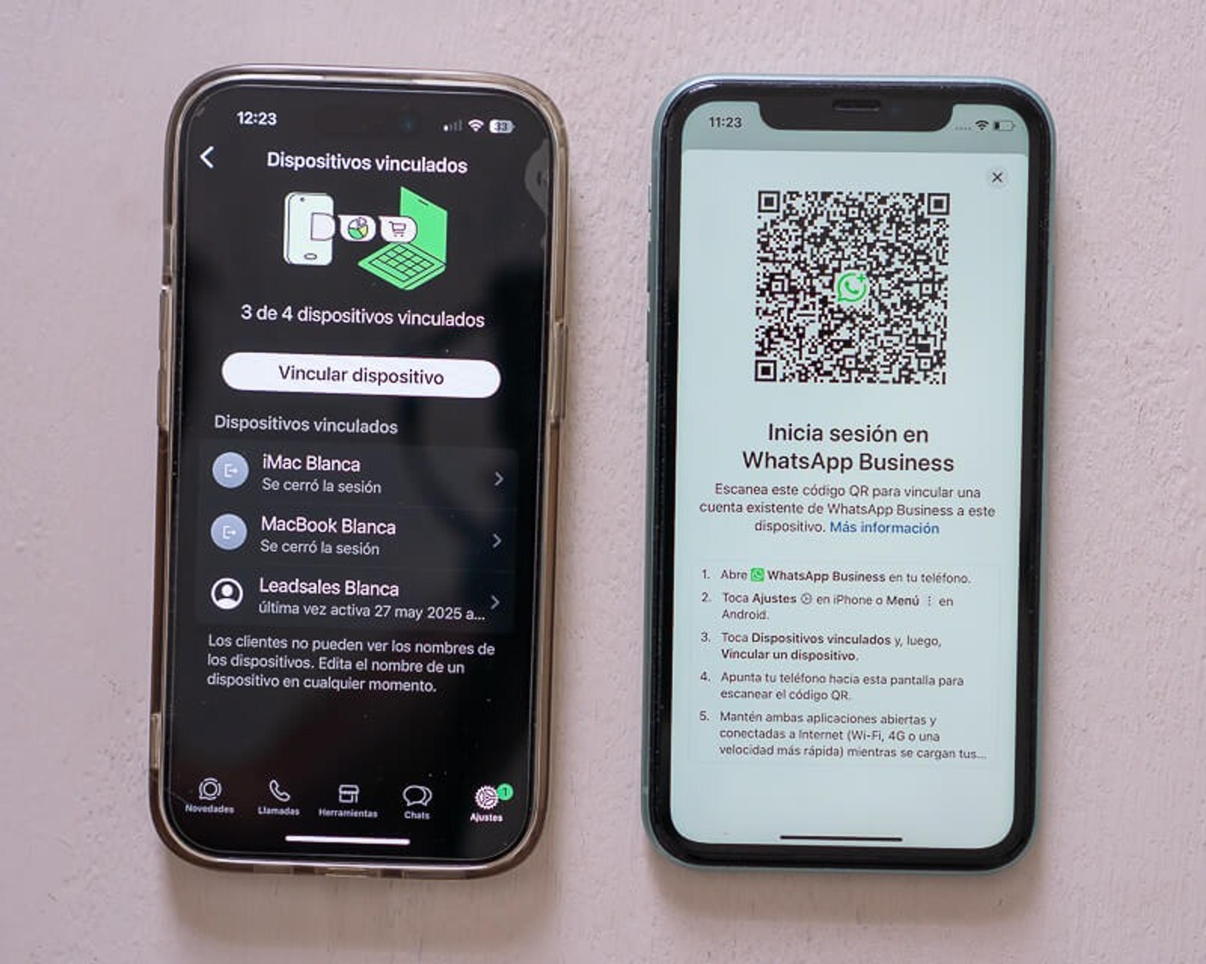 Comparativa de vincular dispositivo en WhatsApp Business: pantalla iPhone mostrando "3 de 4 dispositivos vinculados" con lista de dispositivos conectados (iMac, MacBook, Leadsales) e instrucción de vincular; pantalla iPhone mostrando código QR grande para escanear con instrucciones paso a paso: Abre WhatsApp Business, toca Ajustes, Dispositivos vinculados, y acerca el teléfono para escanear el código.