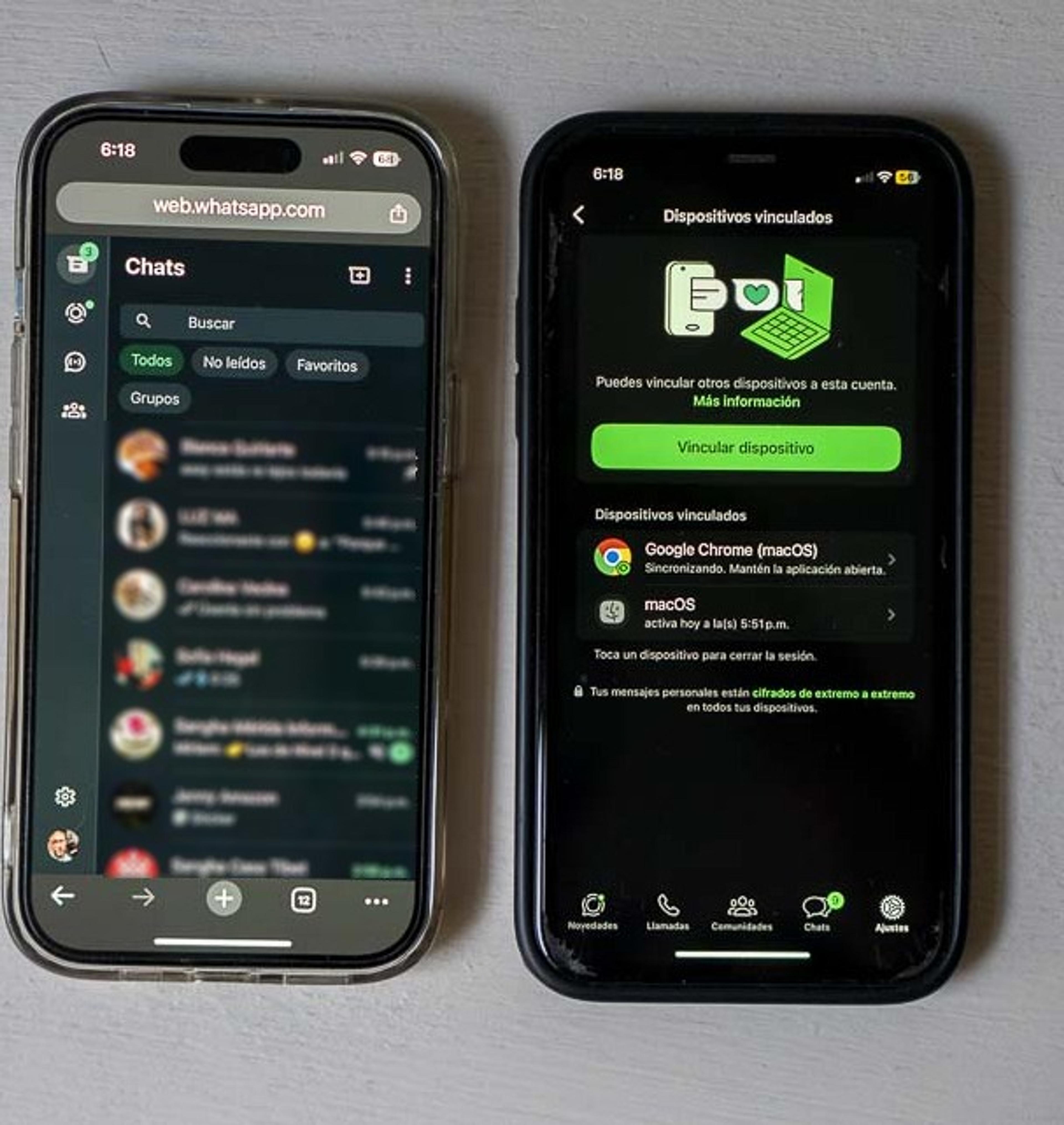 Fotografía que muestra dos teléfonos celulares, y en uno de ellos se está iniciando sesión en WhatsApp Web