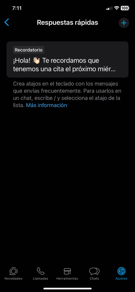 Pantalla de "Respuestas rápidas" en WhatsApp Business con el botón para agregar una nueva respuesta visible en la esquina inferior derecha.