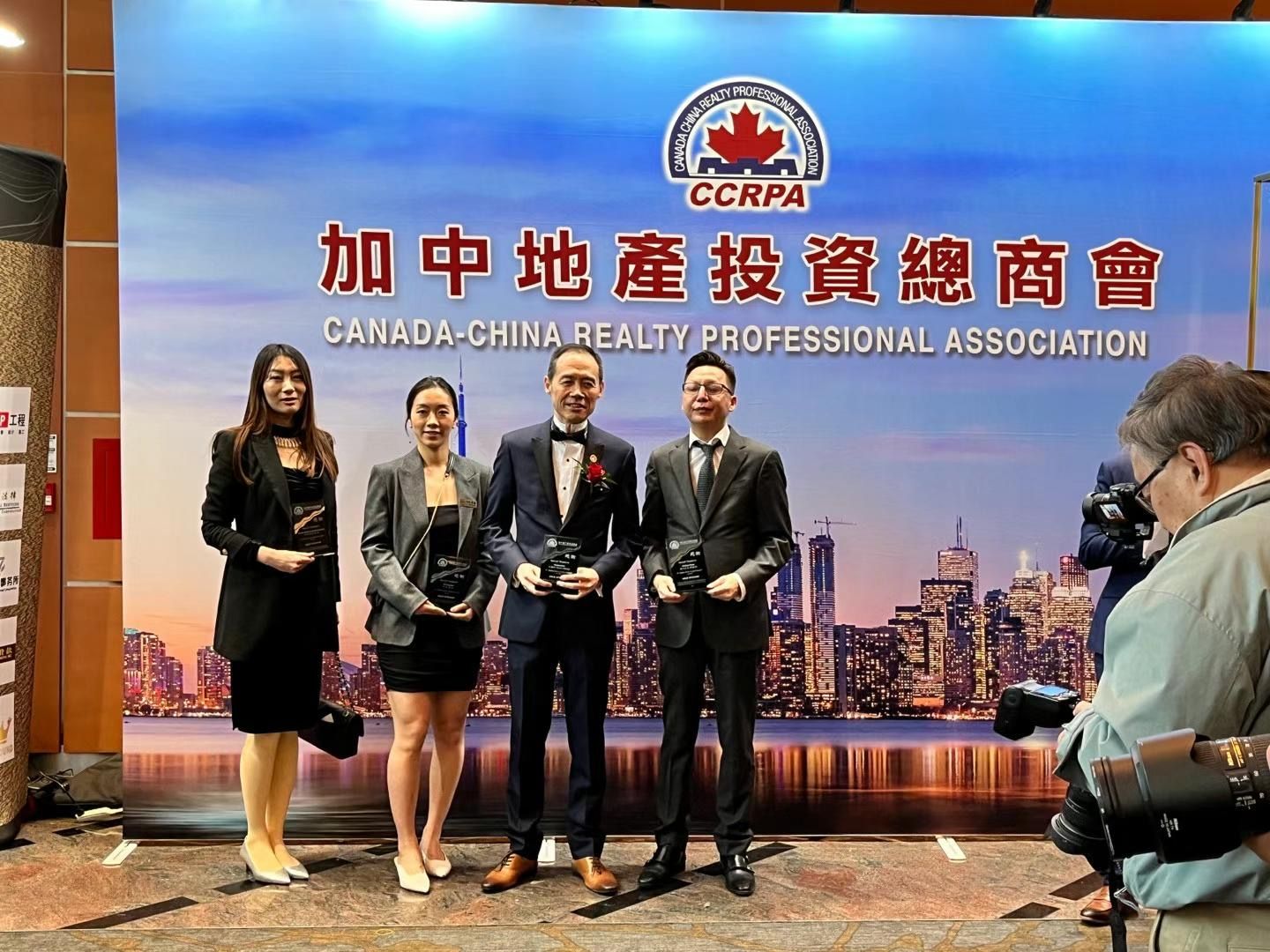 中凯金融CEO Rex Lin及专业贷款团队受邀参加加中地产总商会2023慈善颁奖晚宴!