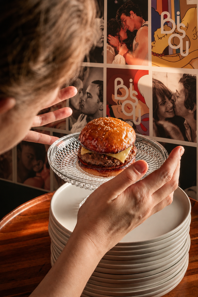 Bisou burger - wagyu rib eye - cheddar - confit onion