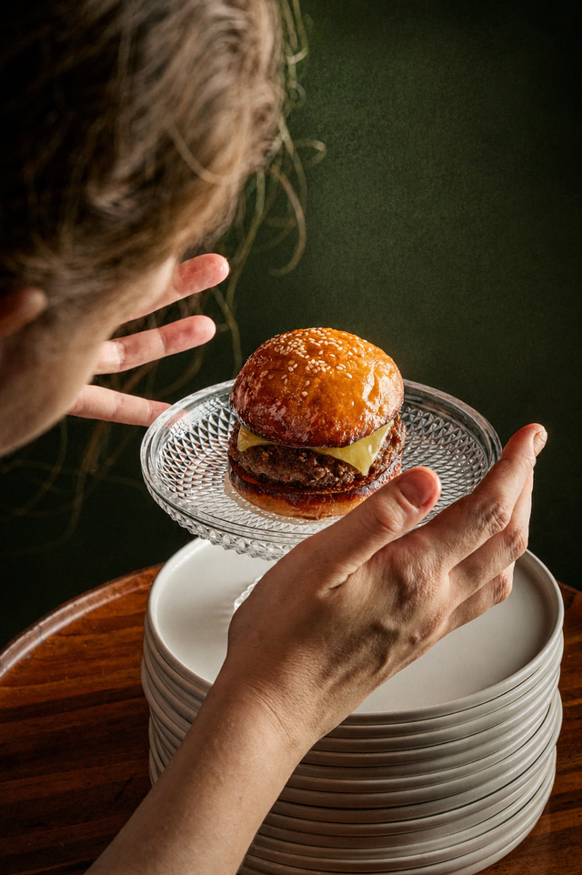 Bisou burger - wagyu rib eye - cheddar - confit onion