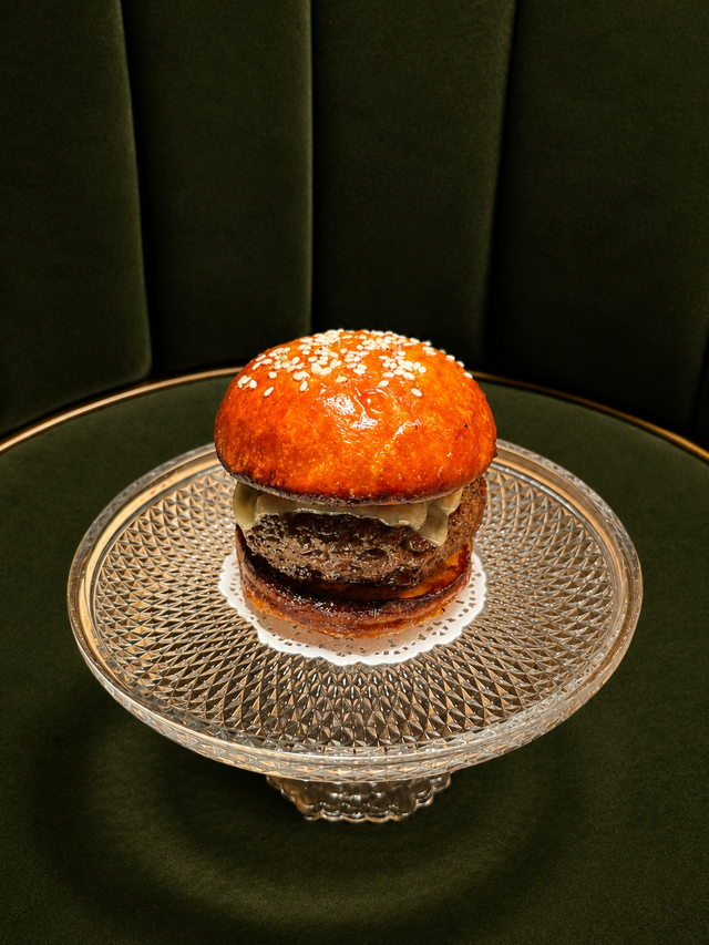 Bisou burger - wagyu rib eye - cheddar - confit onion