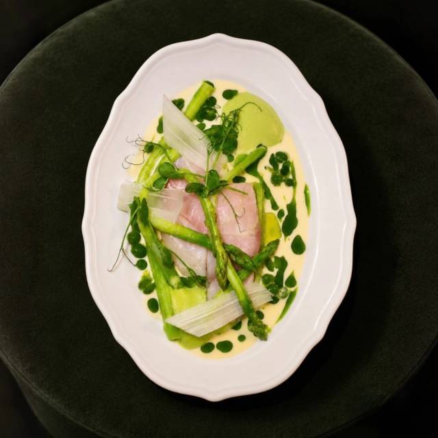 Kijihata in olive oil confit, green asparagus, peas