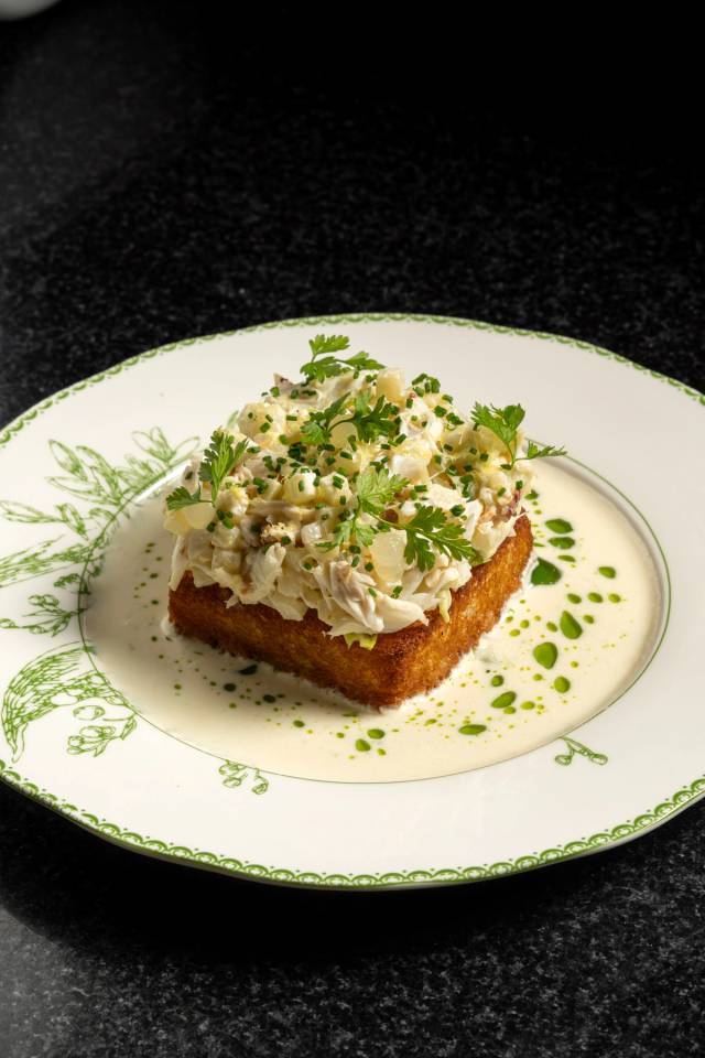 Crab roll, french toast, beurre blanc