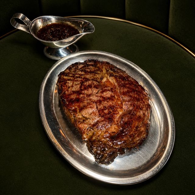Rib-eye de wagyu maturé au feu de bois chez Bisou Bangkok