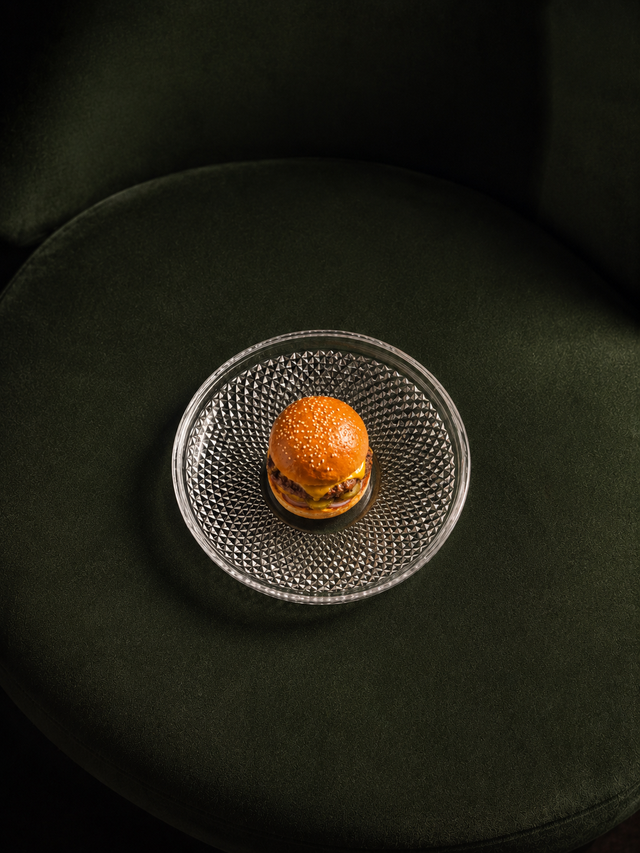 Bisou mini burger - wagyu rib eye - cheddar - confit onion