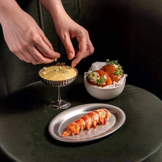 Full lobster set, brioche, green asparagus, hollandaise