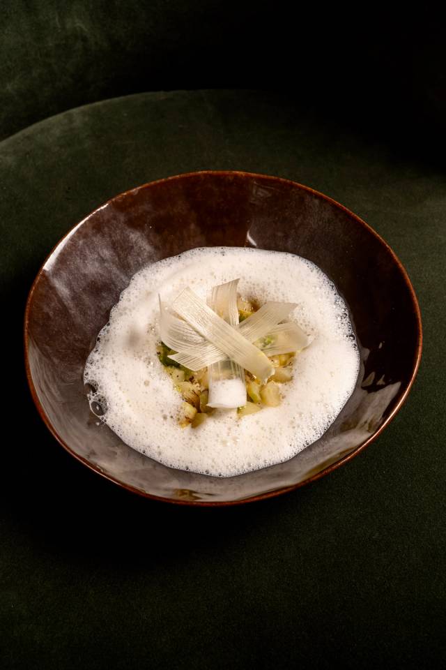 White asparagus, risotto, hazelnut 