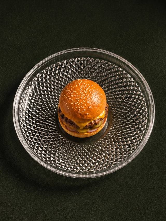 Bisou burger - wagyu rib eye - cheddar - confit onion