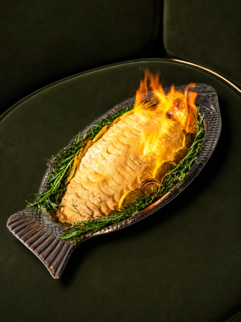 Bar entier en croûte de sel, flambé en salle chez Bisou Bangkok