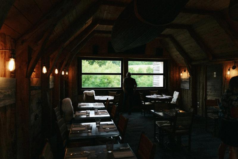 Koselig restaurant med varm belysning