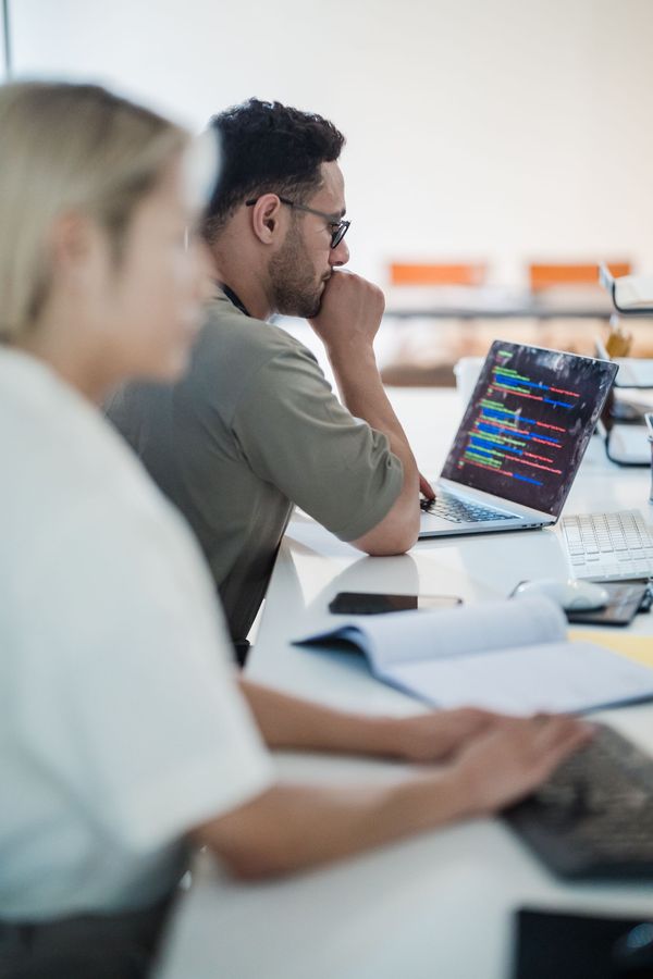 Å forstå frontend-teknologi: Et ikke-teknisk blikk på Vue og React