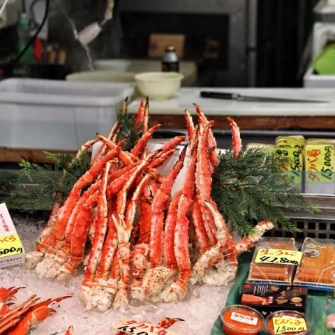 Patas de cangrejo real sobre hielo en un puesto del mercado de Toyosu, en Tokio