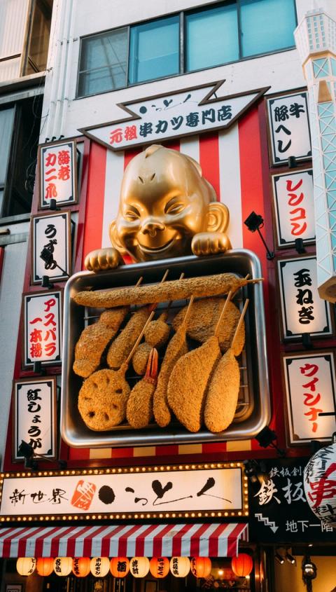 Brochetas de kushikatsu recién fritas en un puesto de Osaka