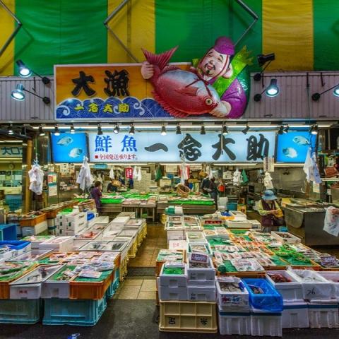 Puesto de pescado del mercado Omicho de Kanazawa, con su gran rótulo