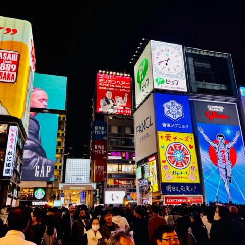 Carteles luminosos y gente en Dotonbori, en Osaka, de noche