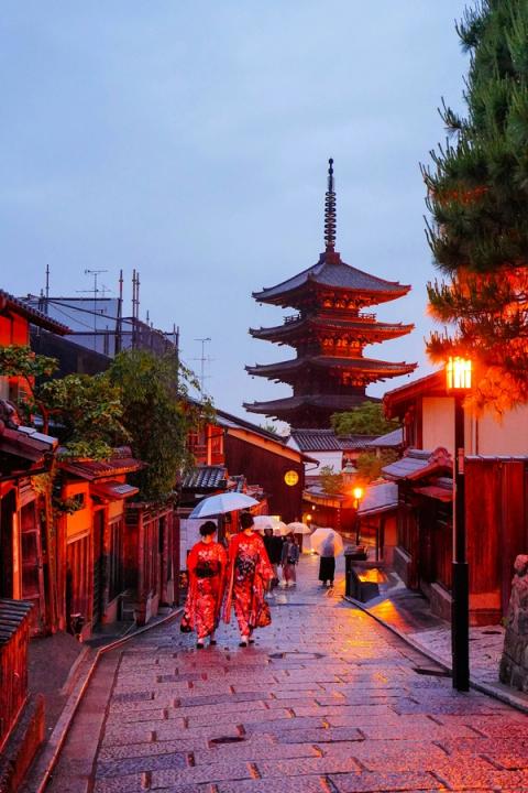 La pagoda de Yasaka al anochecer, con gente en kimono bajando la cuesta