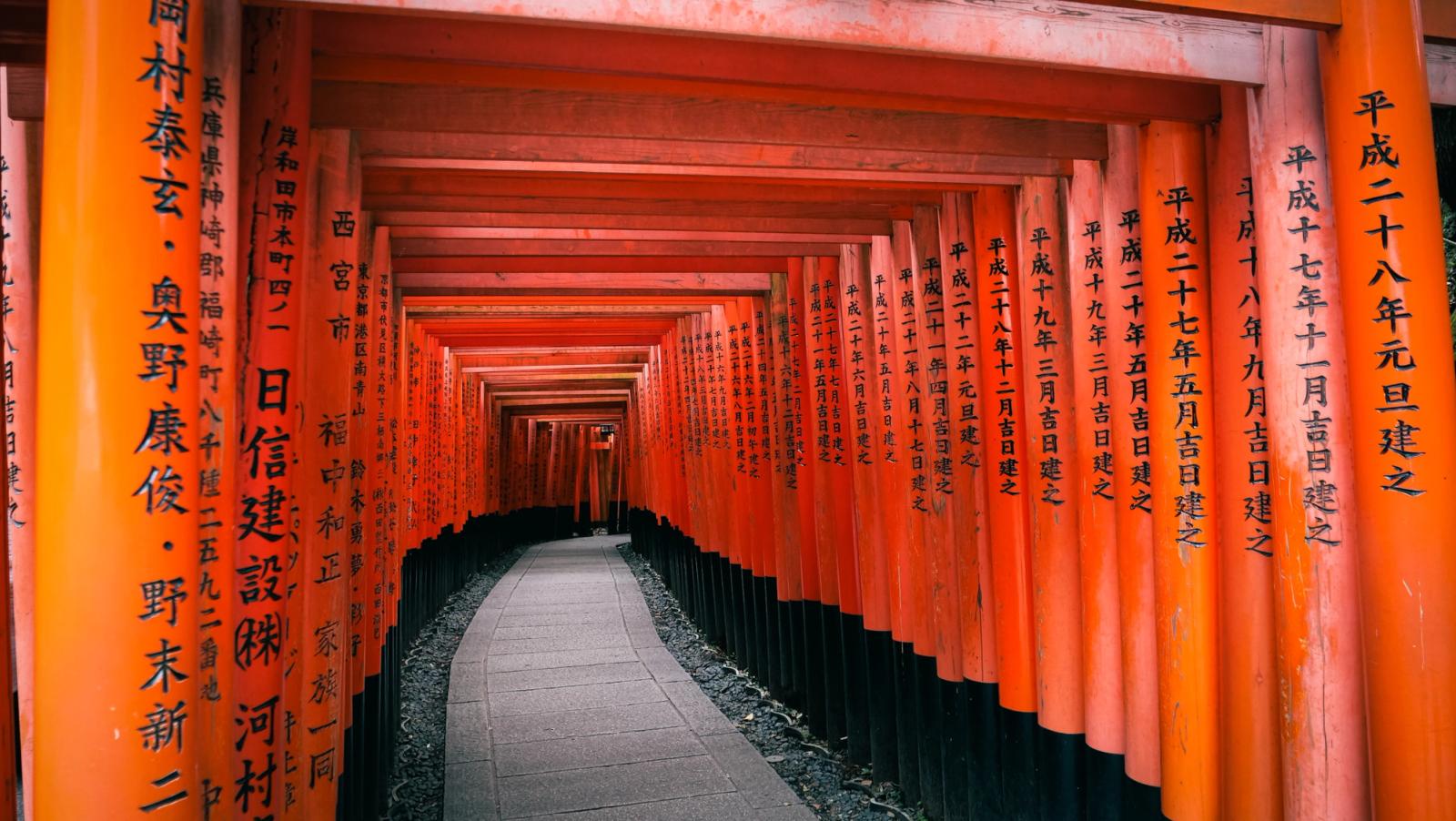 El pasillo de toriis bermellones de Fushimi Inari, en Kioto