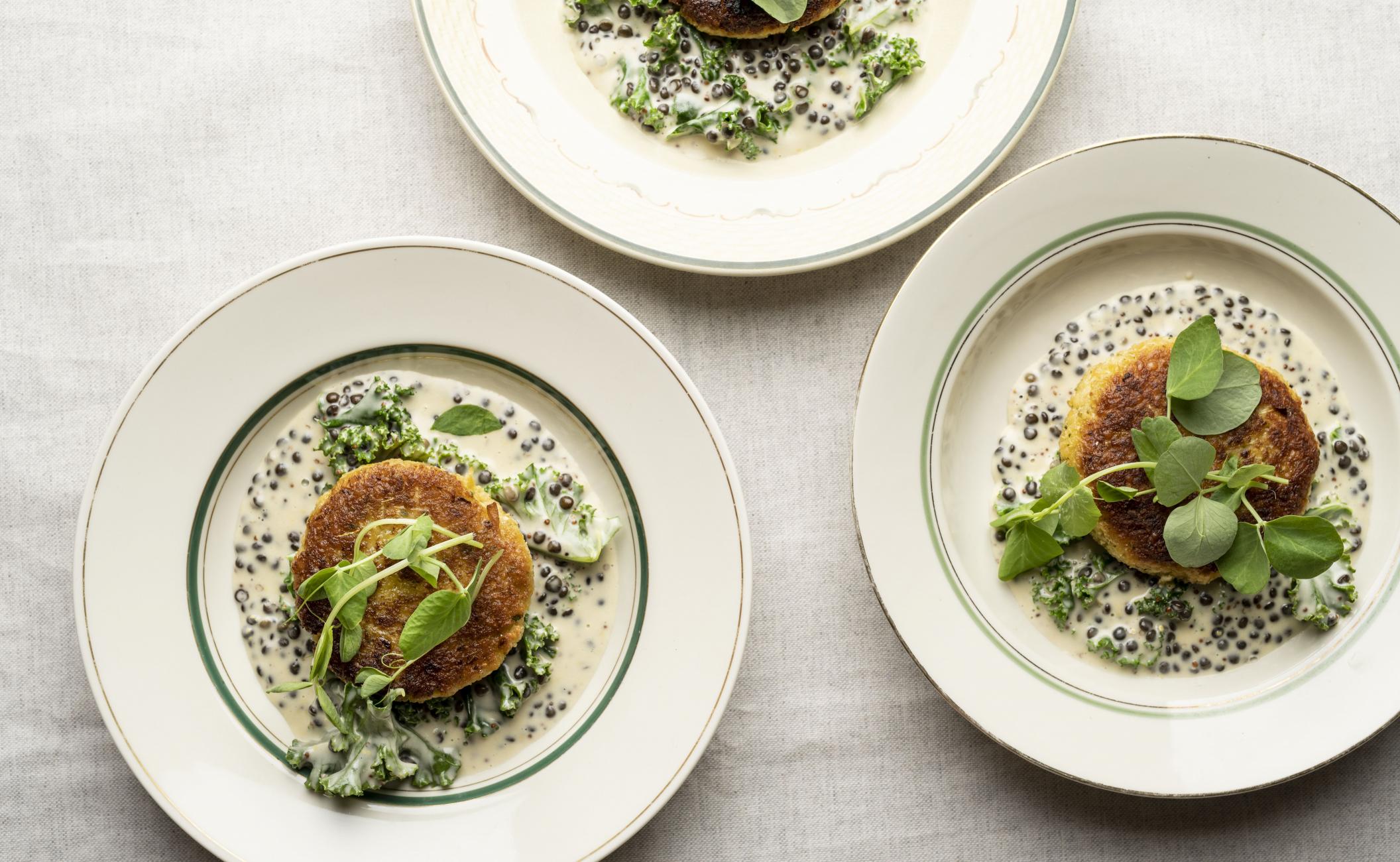 Grønne frikadeller med cremede linser og grønkål i sennepssauce