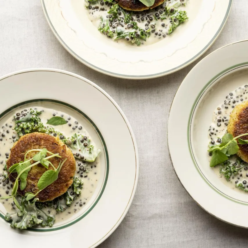 Grønne frikadeller med cremede linser og grønkål i sennepssauce