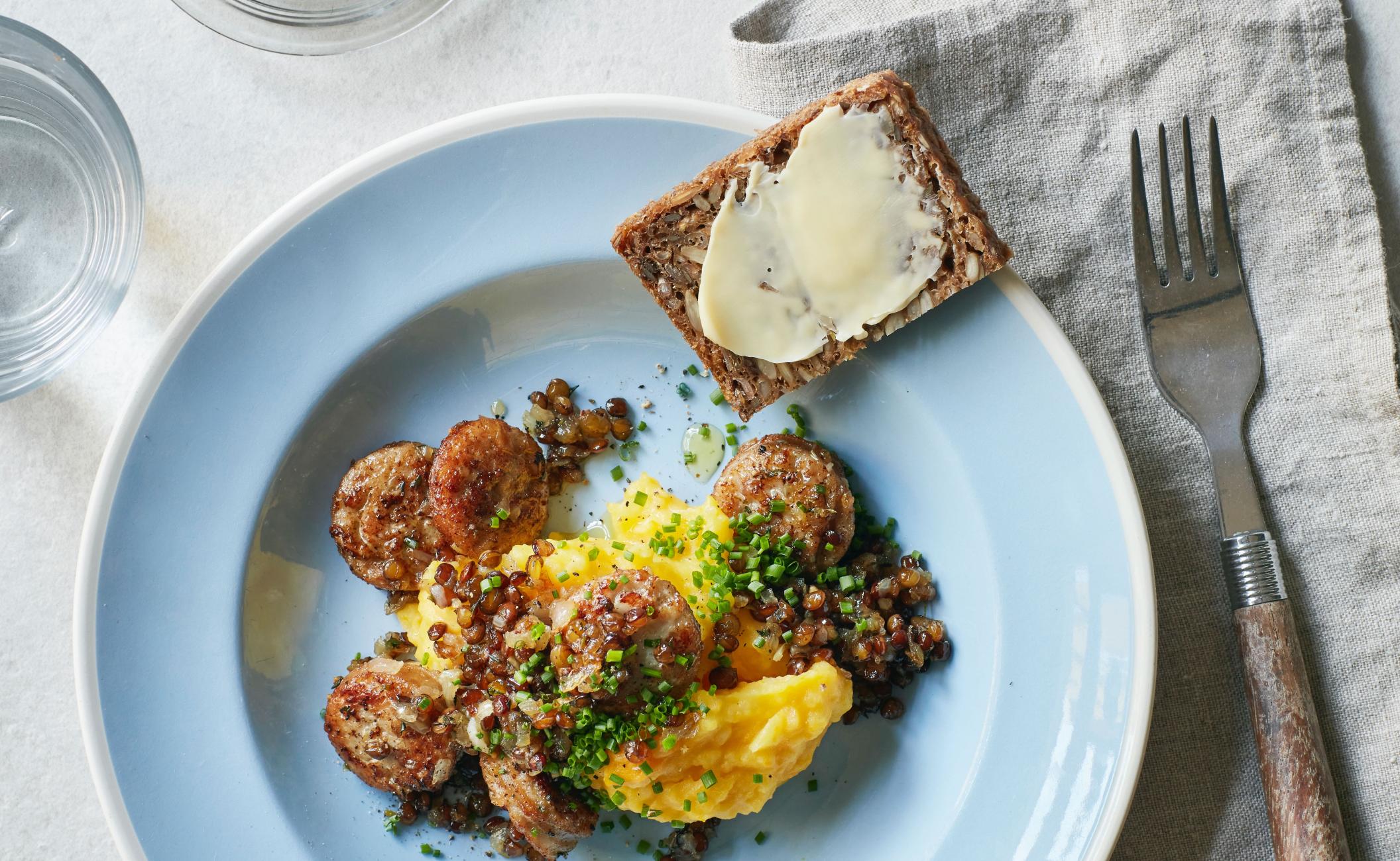 Brændende kærlighed med kartoffel-græskarmos, stegte løg, pølse, linser, sylt og rugbrød
