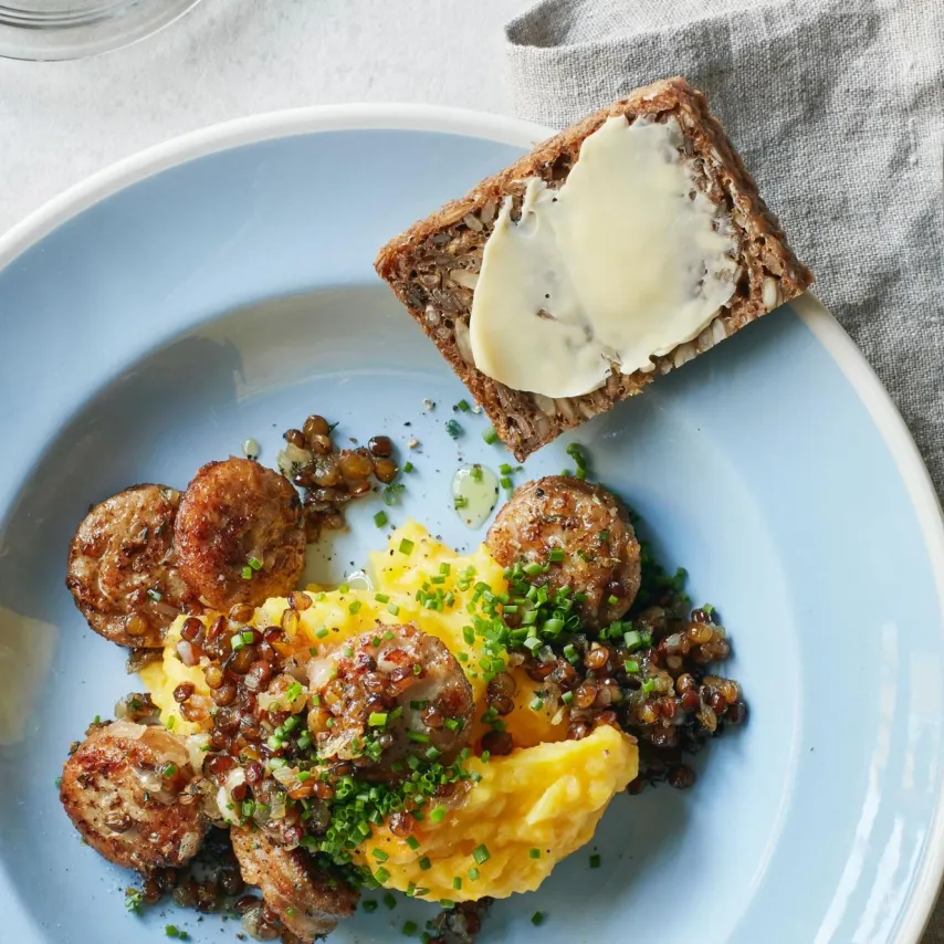 Brændende kærlighed med kartoffel-græskarmos, stegte løg, pølse, linser, sylt og rugbrød