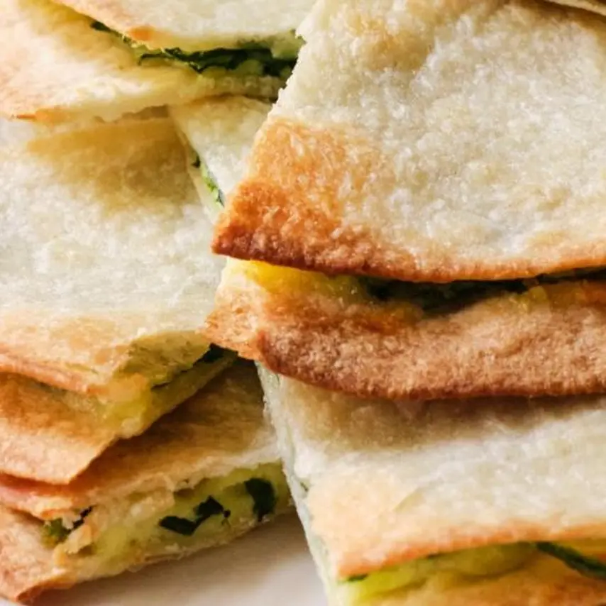 Quesadilla med ost og spinat med tomatsalsa