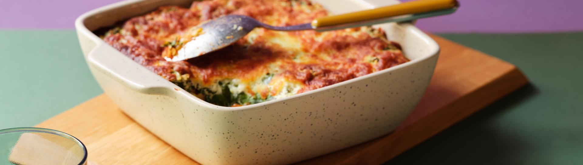 Lasagne med kyllingekødsovs og cremet spinat