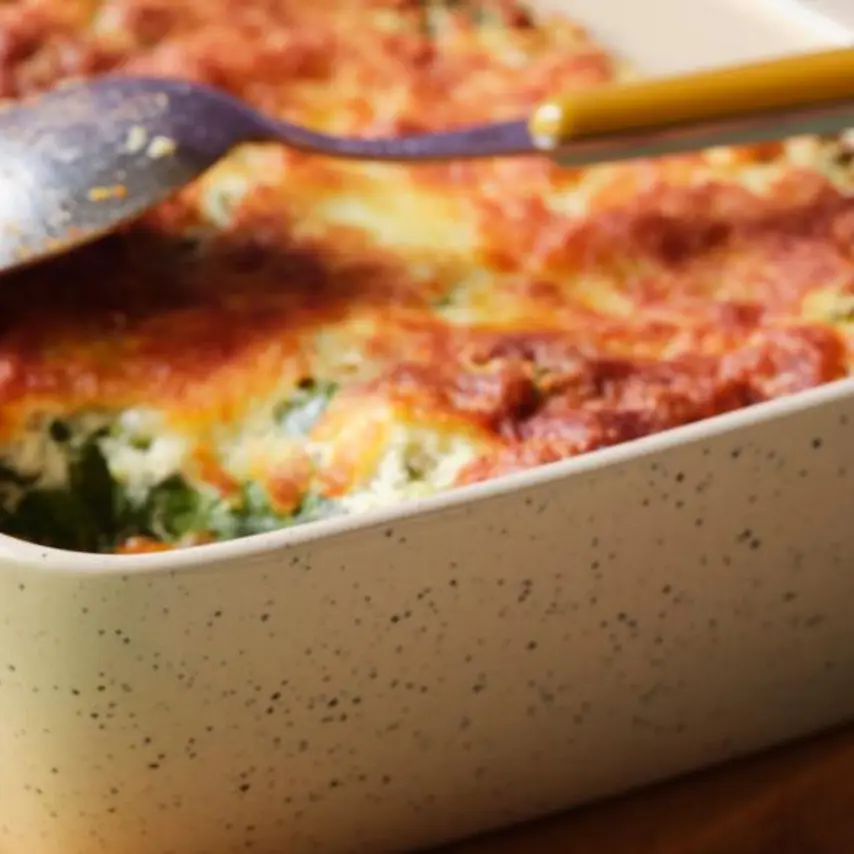 Lasagne med kyllingekødsovs og cremet spinat