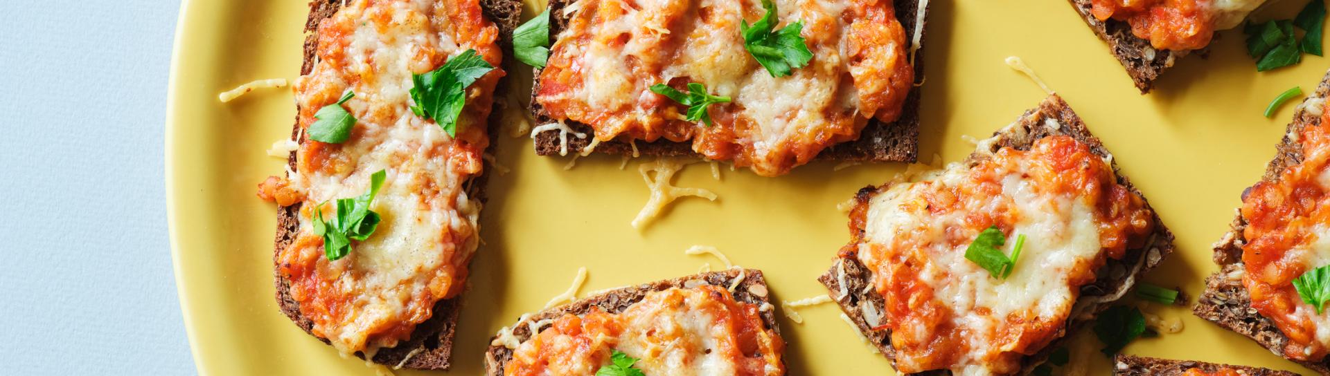 Rugbrødspizza med røde linser
