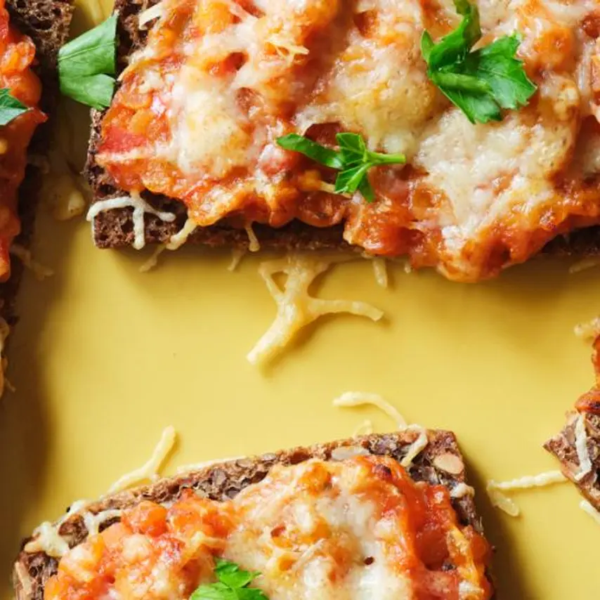 Rugbrødspizza med røde linser