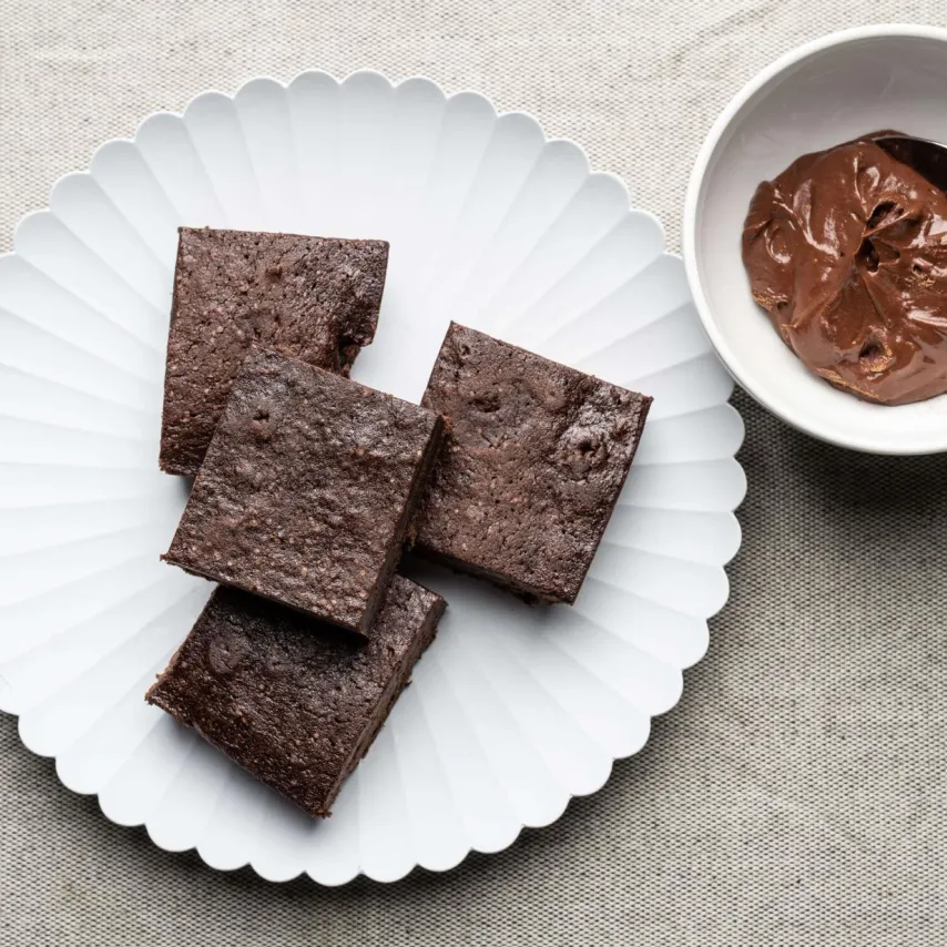 Brownie med sorte bønner og kakaotopping