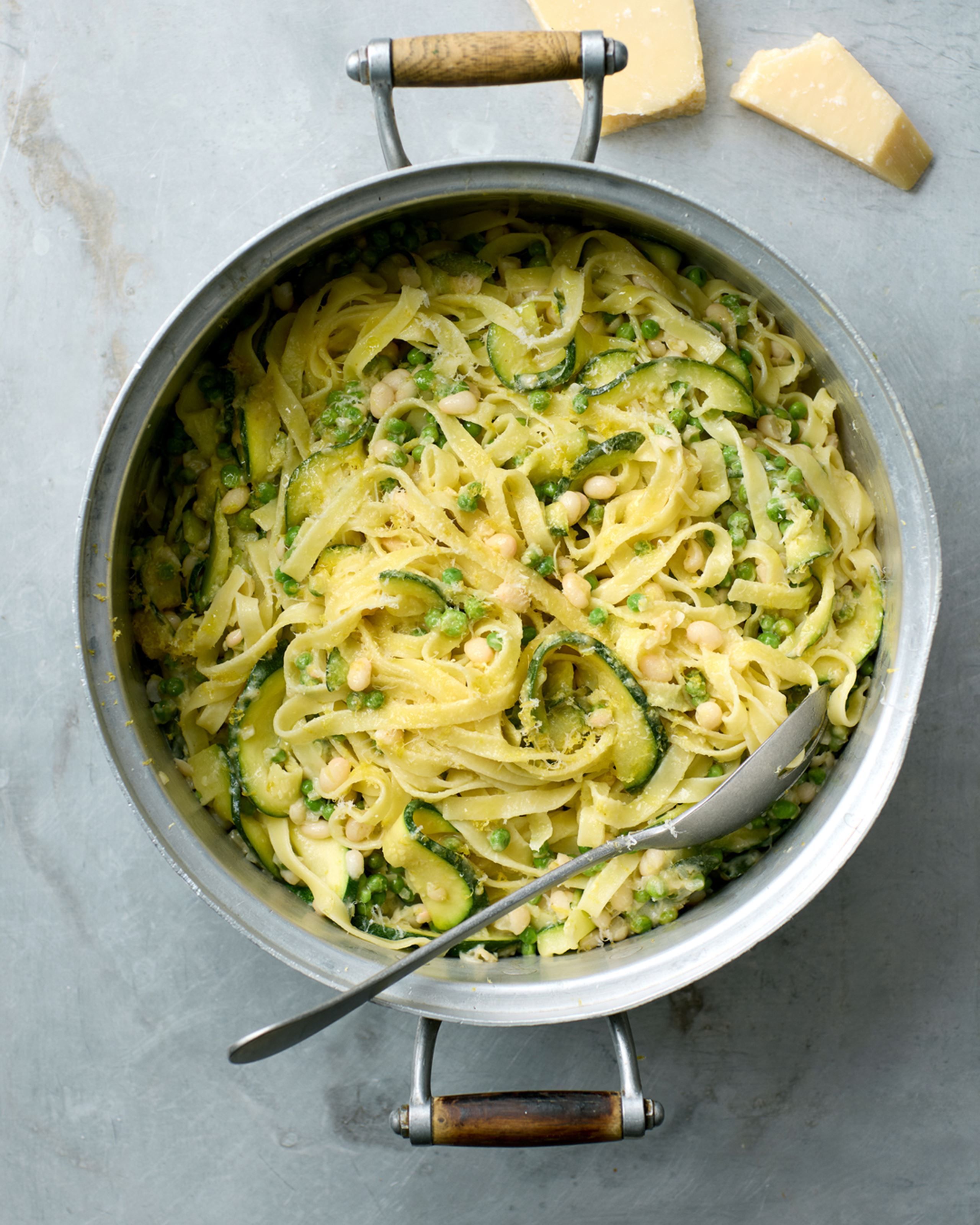 Fettuccine med squash, ærter og bønner