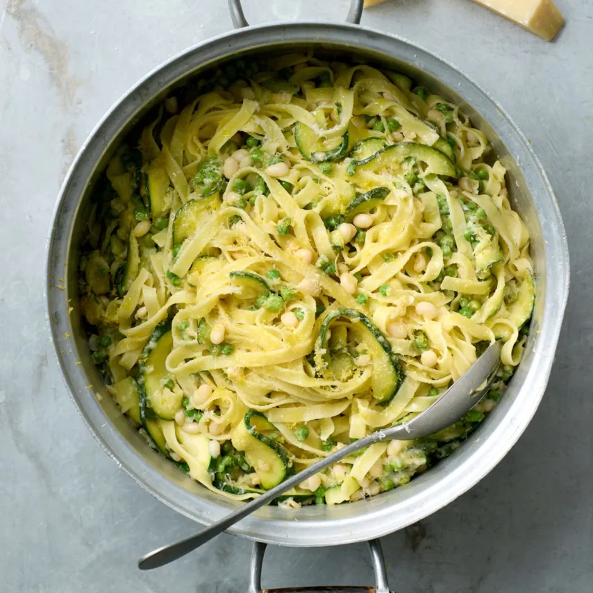 Fettuccine med squash, ærter og bønner