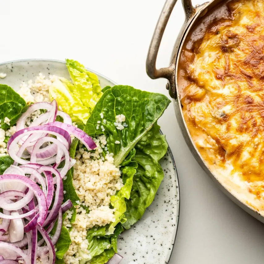 Grøn moussaka med hjertesalat, bulgur, milde løg og vinaigrette