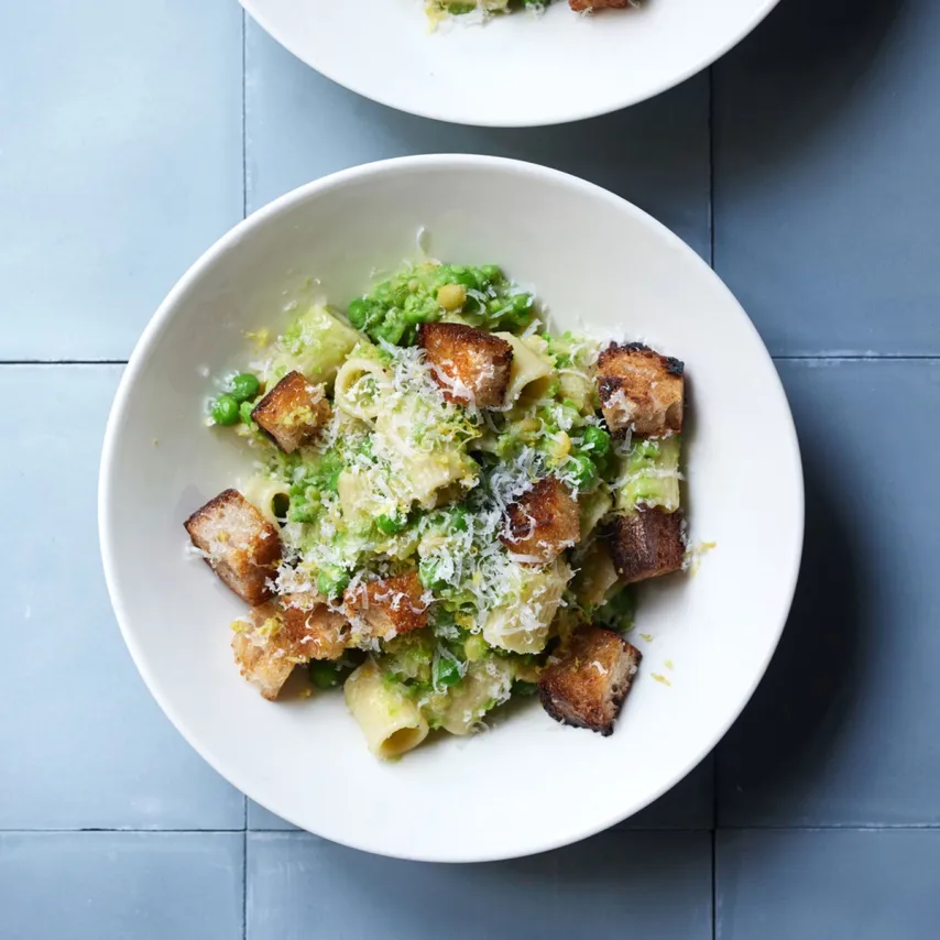 Pasta med porrer, ærtekompot og croutoner