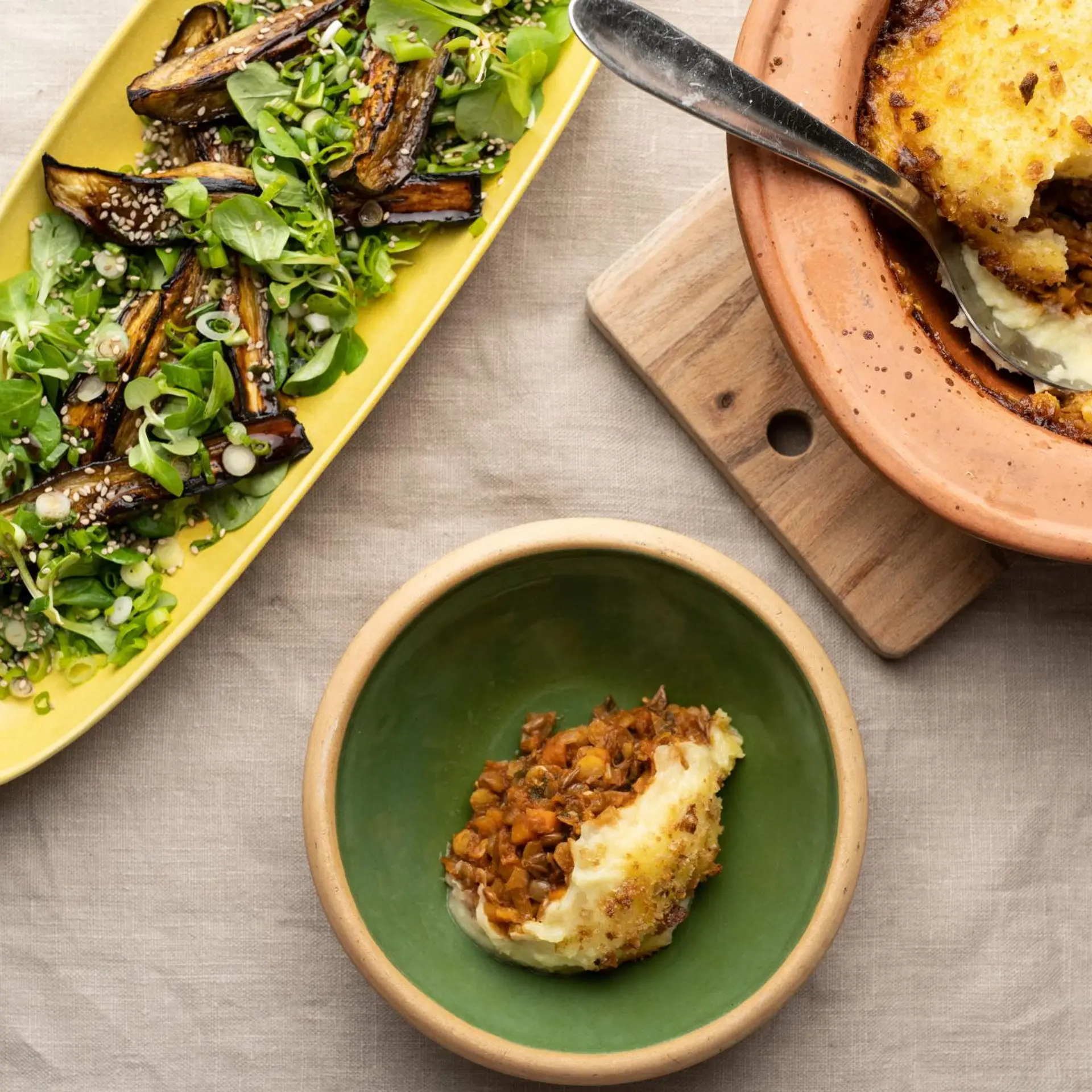 Gratin med linser, gule ærter, kartofler og ingefær med misoglaseret auberginer med sesam og forårsløg